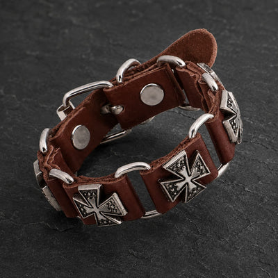 Bracelet du Veilleur Templier en cuir marron avec croix argentées et alliage métallique premium sur ardoise sombre