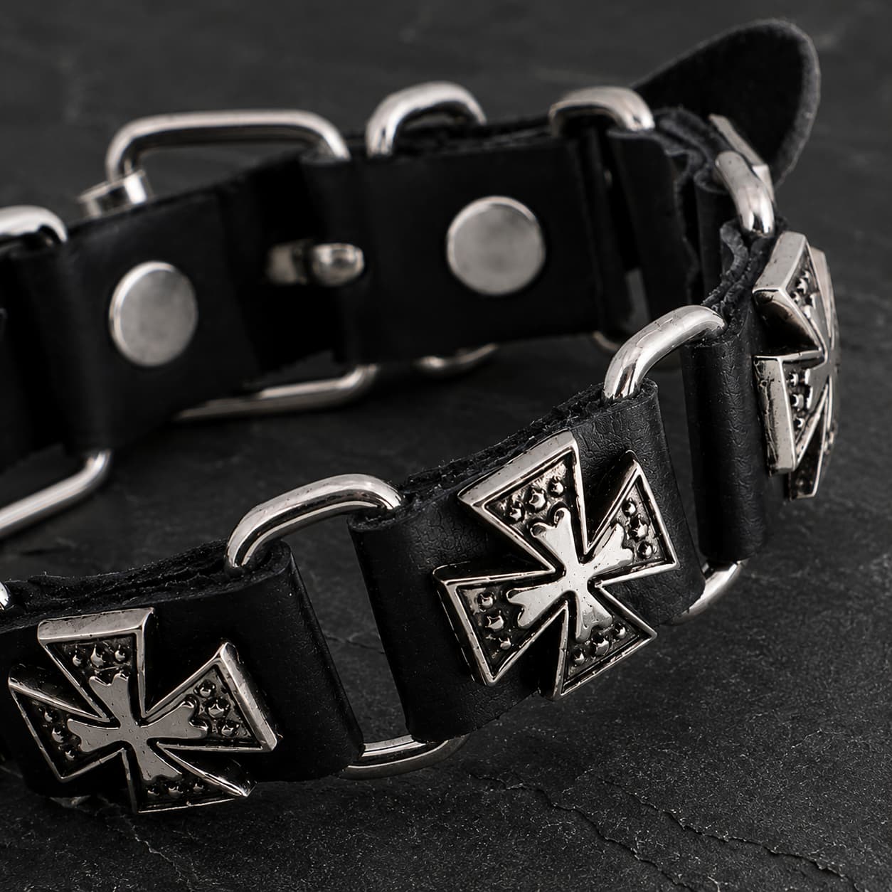 Gros plan du Bracelet du Veilleur Templier avec croix métalliques et cuir noir premium