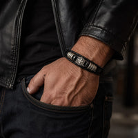 Bracelet du Vœu du Croisé porté par un homme avec veste en cuir noir et jean brut