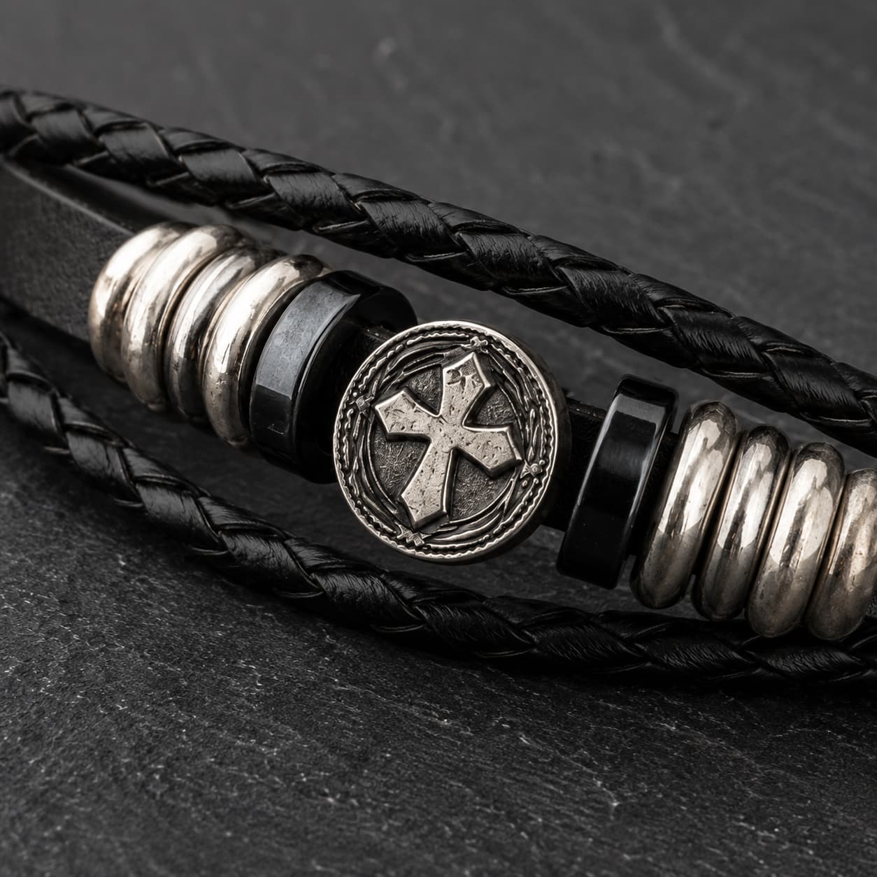Gros plan du Bracelet du Vœu du Croisé avec médaille croix, cuir tressé noir et alliage de zinc