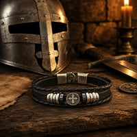 Bracelet du Vœu du Croisé en cuir tressé premium présenté dans un décor médiéval avec casque, épée et parchemin