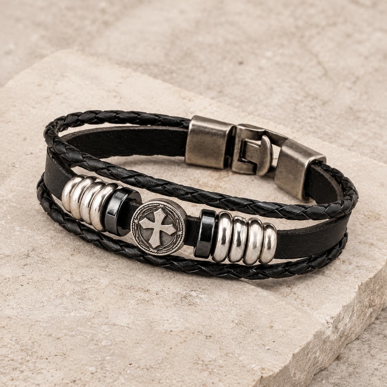 Bracelet du Vœu du Croisé en cuir tressé noir et alliage de zinc sur pierre médiévale claire
