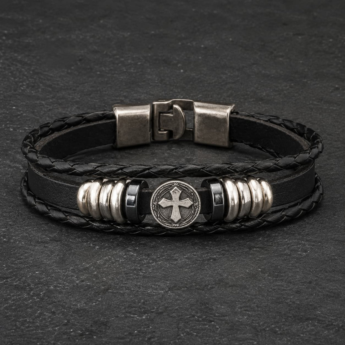 Bracelet du Vœu du Croisé en cuir tressé premium avec croix métallique sur ardoise sombre