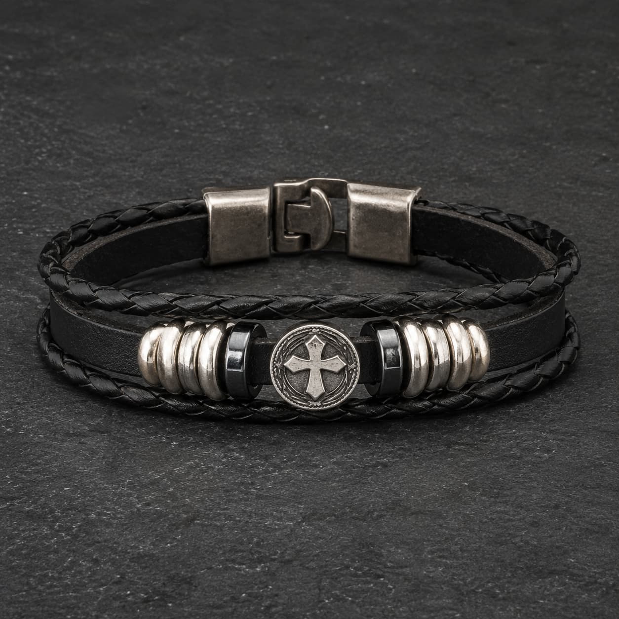 Bracelet du Vœu du Croisé en cuir tressé premium avec croix métallique sur ardoise sombre