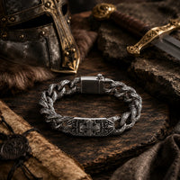 Bracelet Fleur du Temple en acier inoxydable présenté dans un décor médiéval avec casque, épée et parchemin
