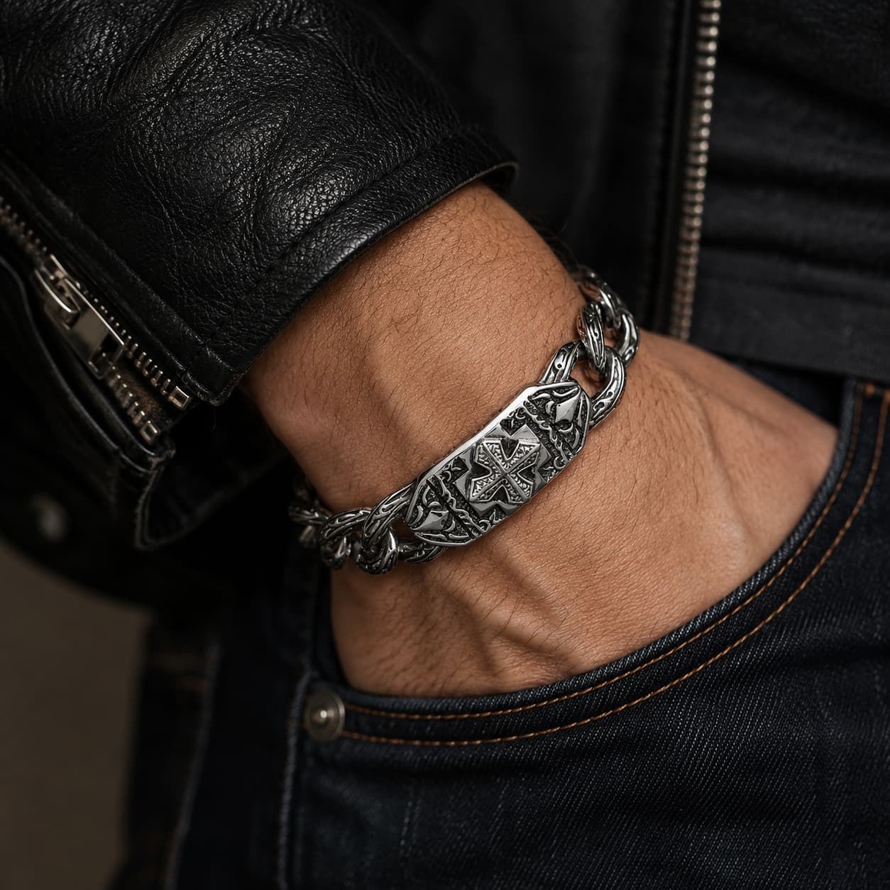 Bracelet Fleur du Temple en acier inoxydable porté par un homme avec veste en cuir noir et jean brut