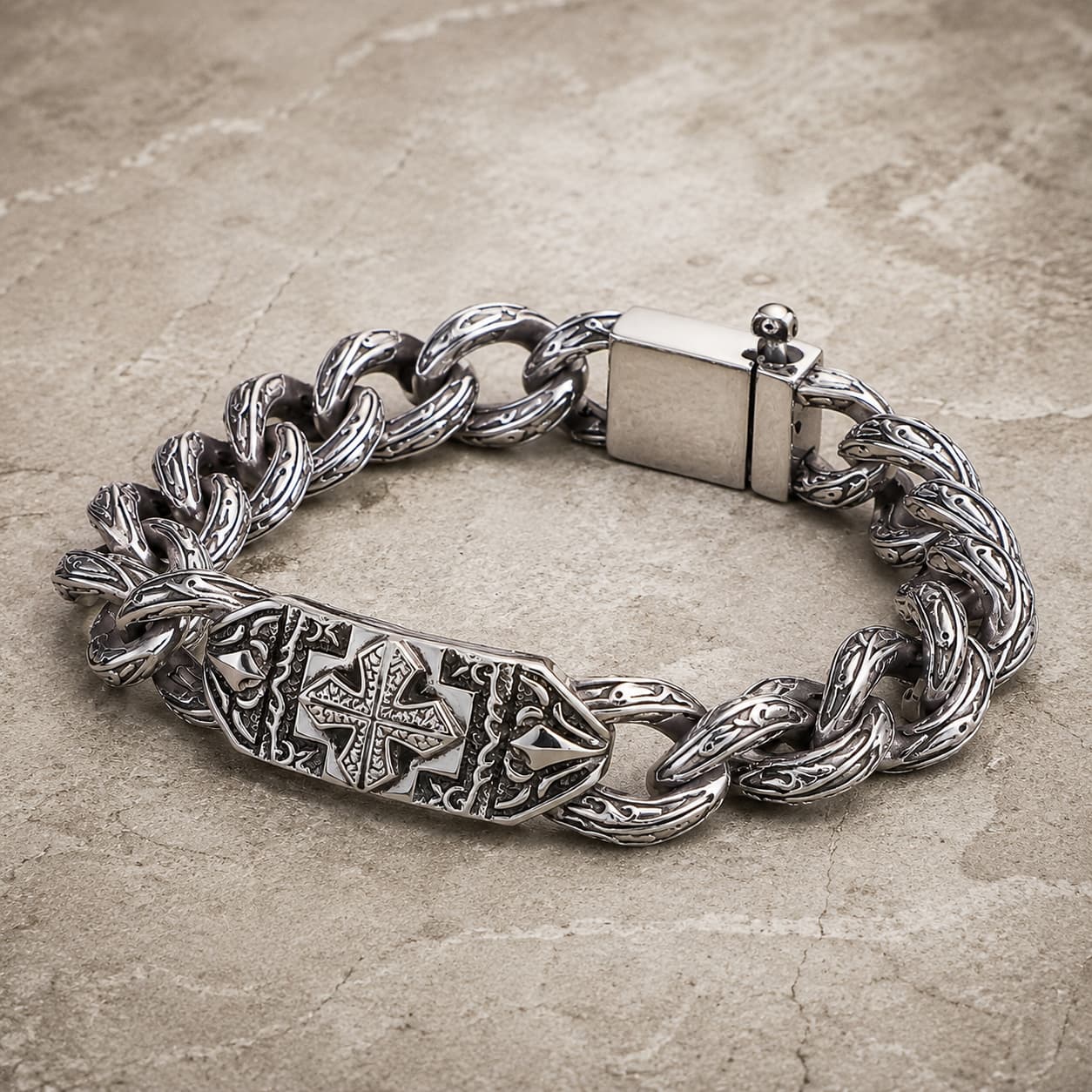 Bracelet Fleur du Temple en acier inoxydable avec maillons gravés sur pierre médiévale claire
