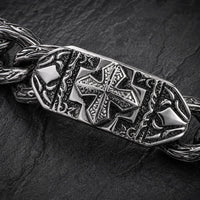 Gros plan du Bracelet Fleur du Temple avec croix gravée et détails en acier inoxydable