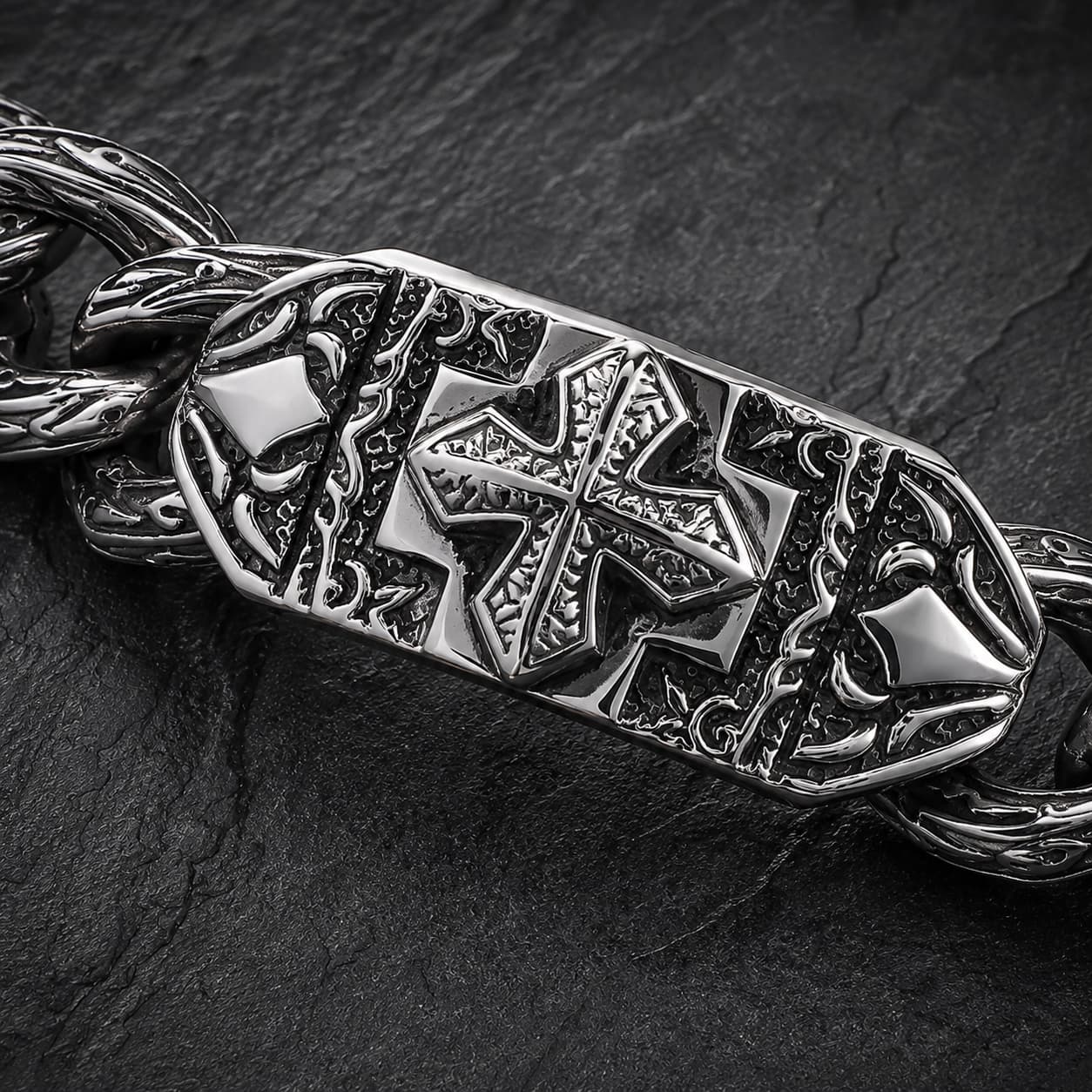 Gros plan du Bracelet Fleur du Temple avec croix gravée et détails en acier inoxydable