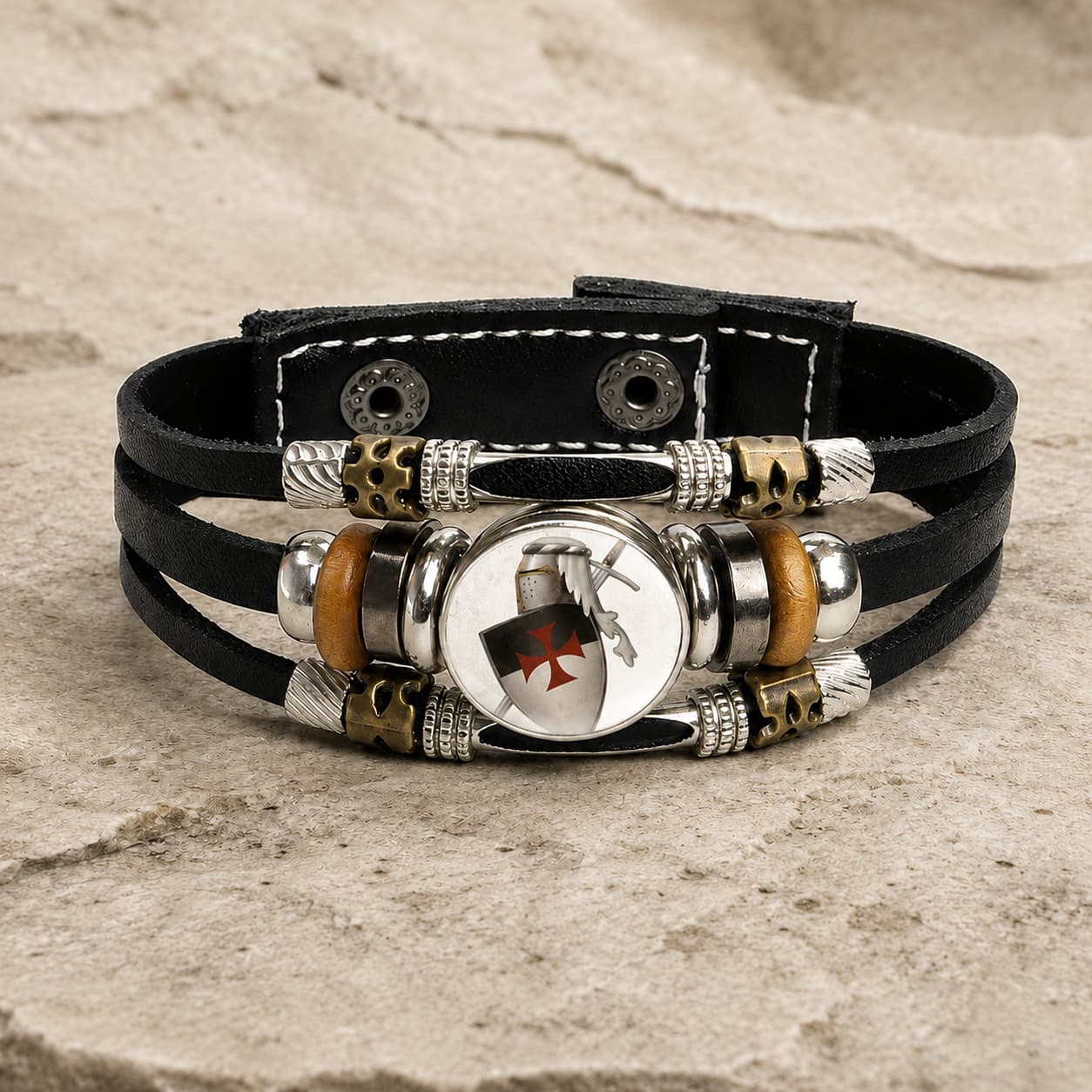 Bracelet Force du Temple en cuir tressé noir avec médaillon chevalier templier et alliage métallique sur pierre médiévale claire