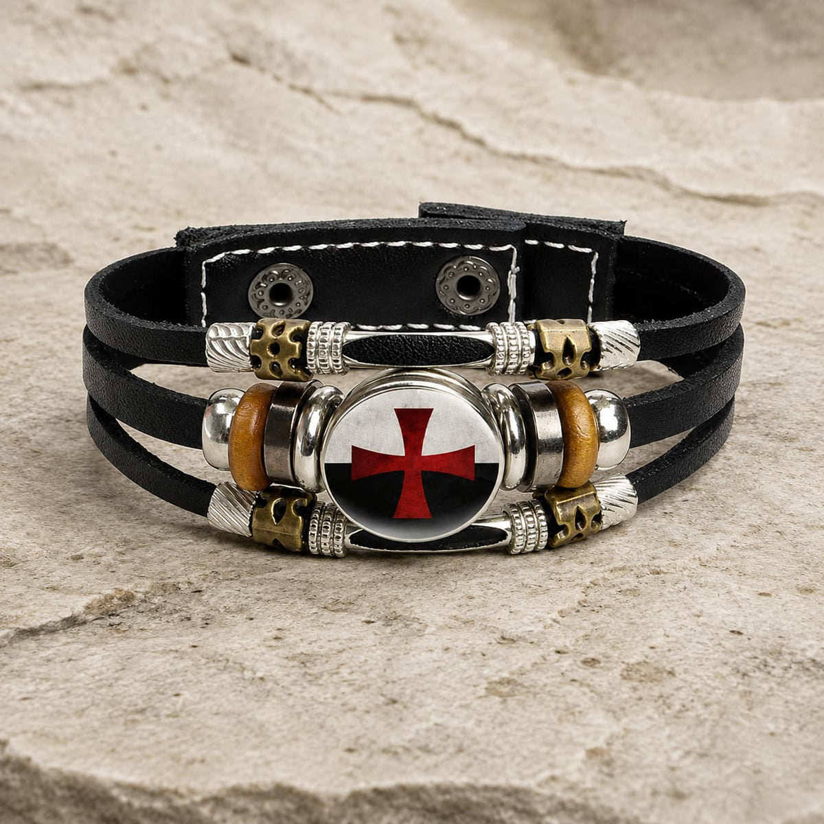 Bracelet Force du Temple en cuir tressé noir avec médaillon croix rouge et alliage métallique sur pierre médiévale