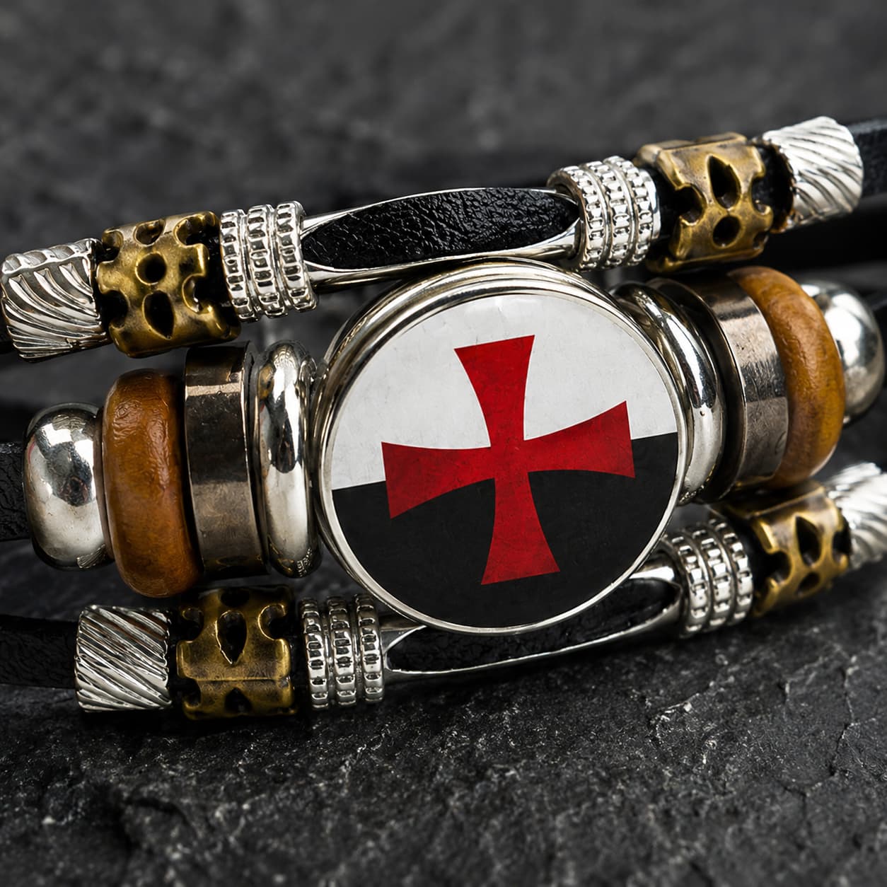 Gros plan du médaillon croix rouge du Bracelet Force du Temple en cuir tressé noir