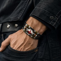 Bracelet Force du Temple porté au poignet par un homme avec veste sombre et jean brut