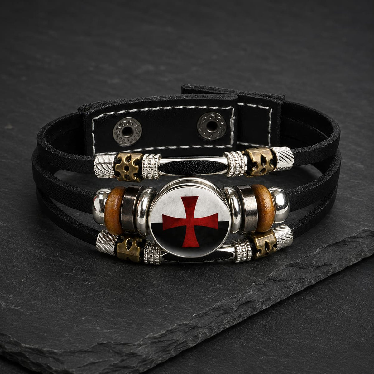 Vue angle 3/4 du Bracelet Force du Temple en cuir tressé noir et alliage métallique sur fond anthracite