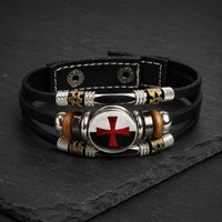 Vue angle 3/4 du Bracelet Force du Temple en cuir tressé noir et alliage métallique sur fond anthracite