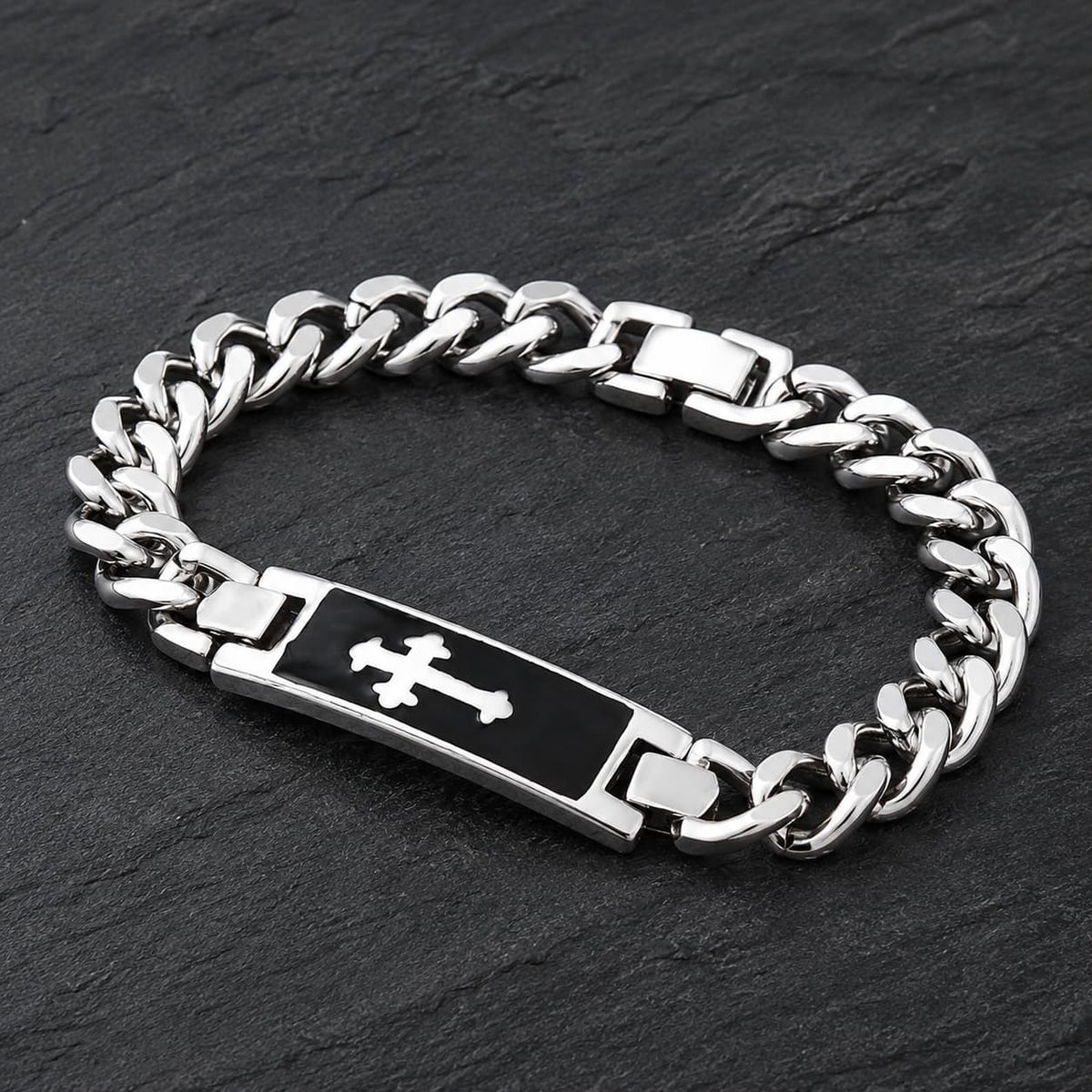 Bracelet du Gardien Sacré en acier inoxydable avec plaque noire et croix sur ardoise sombre