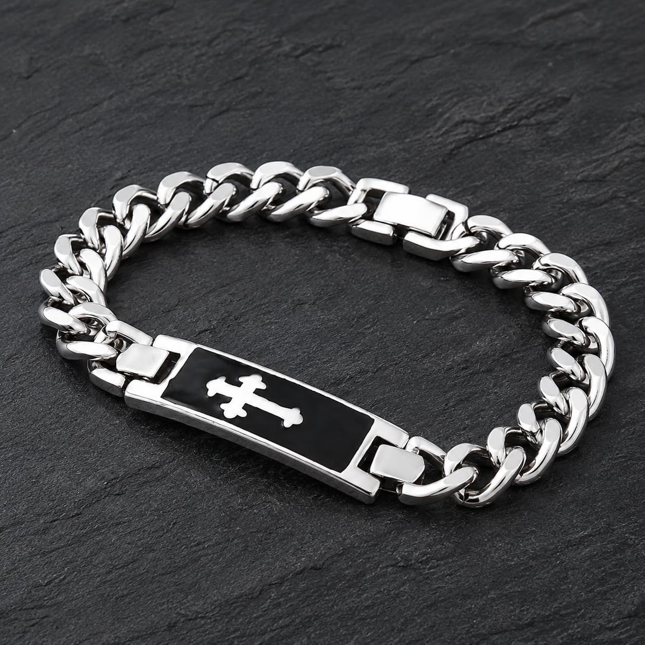 Bracelet du Gardien Sacré en acier inoxydable avec plaque noire et croix sur ardoise sombre