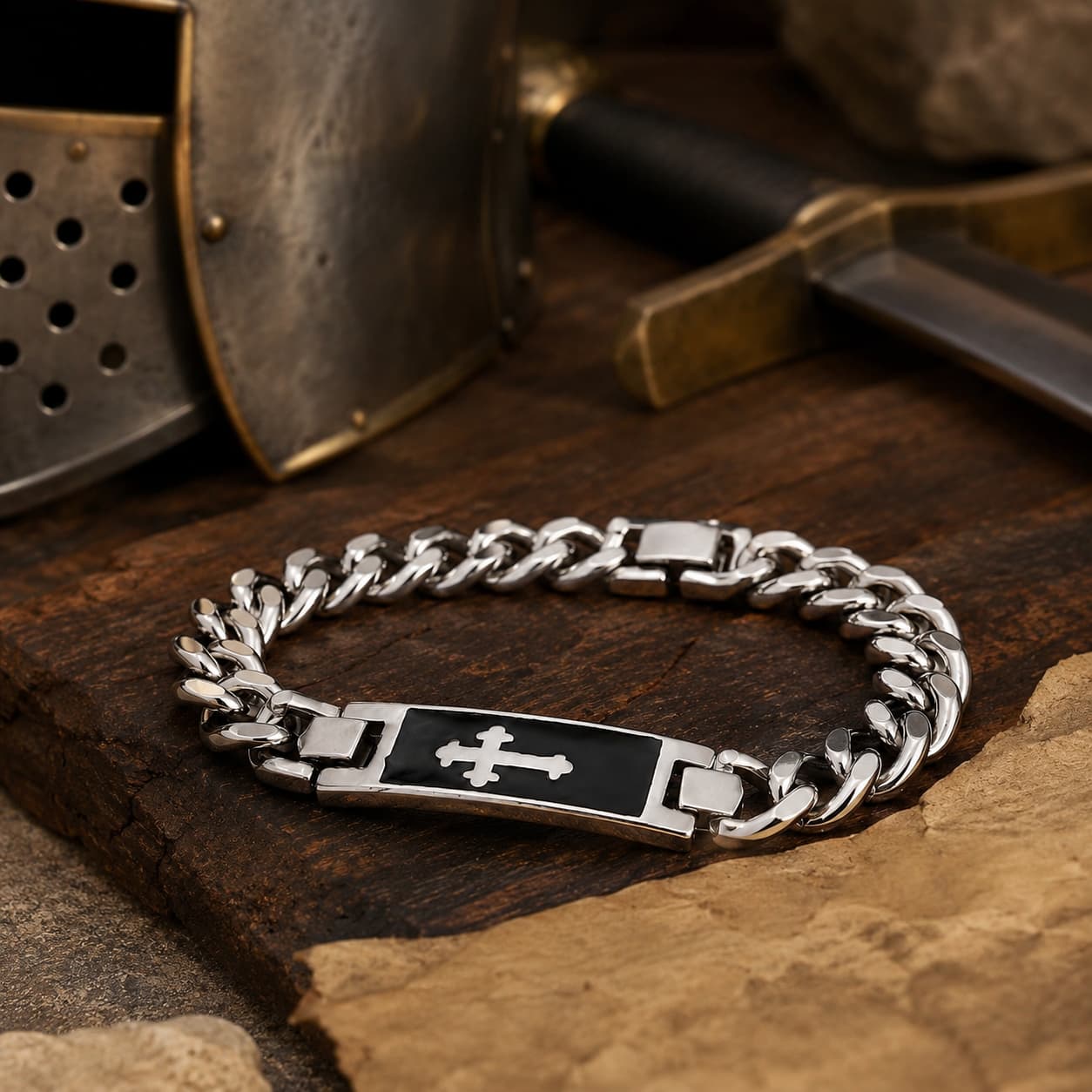 Bracelet du Gardien Sacré en acier inoxydable dans un décor médiéval avec casque, épée et parchemin