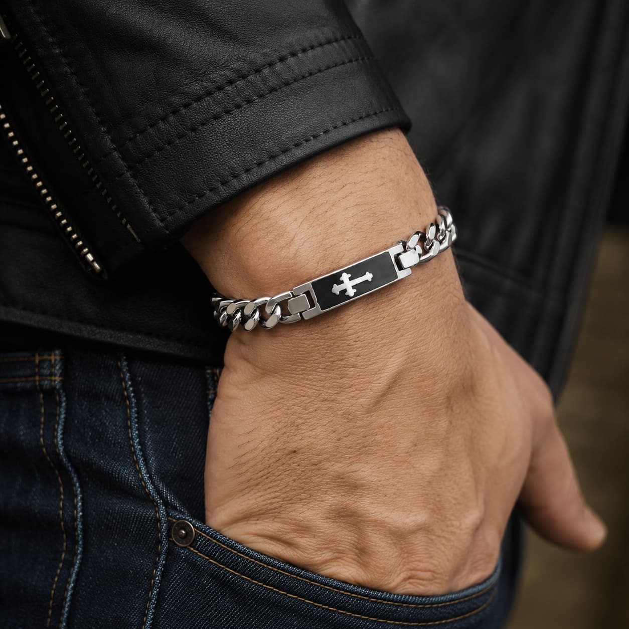 Bracelet du Gardien Sacré porté par un homme avec veste en cuir noir et jean brut