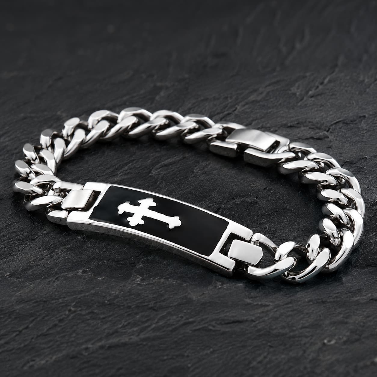 Gros plan de la croix du Bracelet du Gardien Sacré en acier inoxydable
