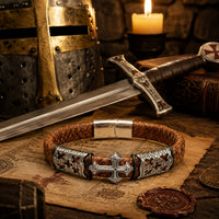 Bracelet de l’Indulgence en cuir tressé et acier inoxydable dans un décor médiéval avec bois ancien, parchemin, casque et épée