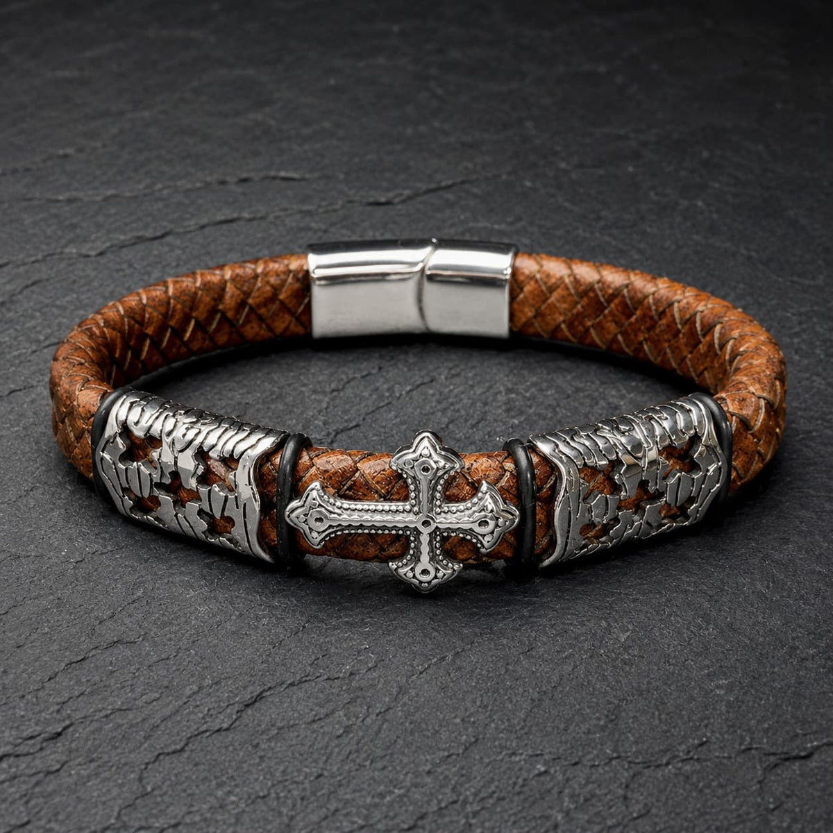 Bracelet de l’Indulgence en cuir tressé marron et acier inoxydable sur fond anthracite texturé