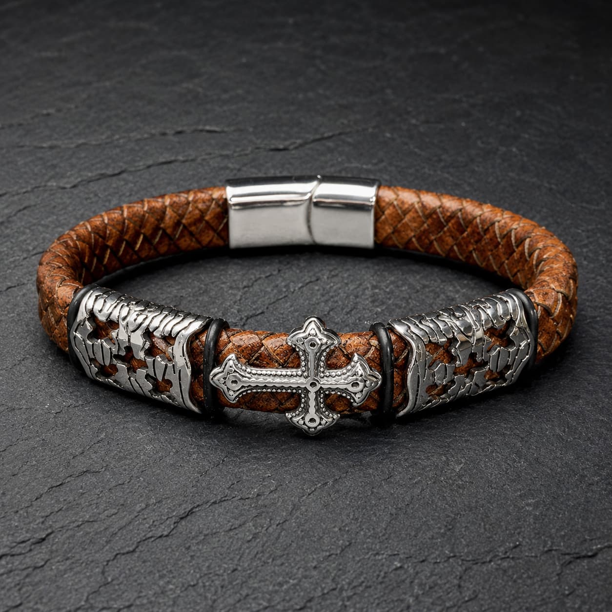 Bracelet de l’Indulgence en cuir tressé marron et acier inoxydable sur fond anthracite texturé