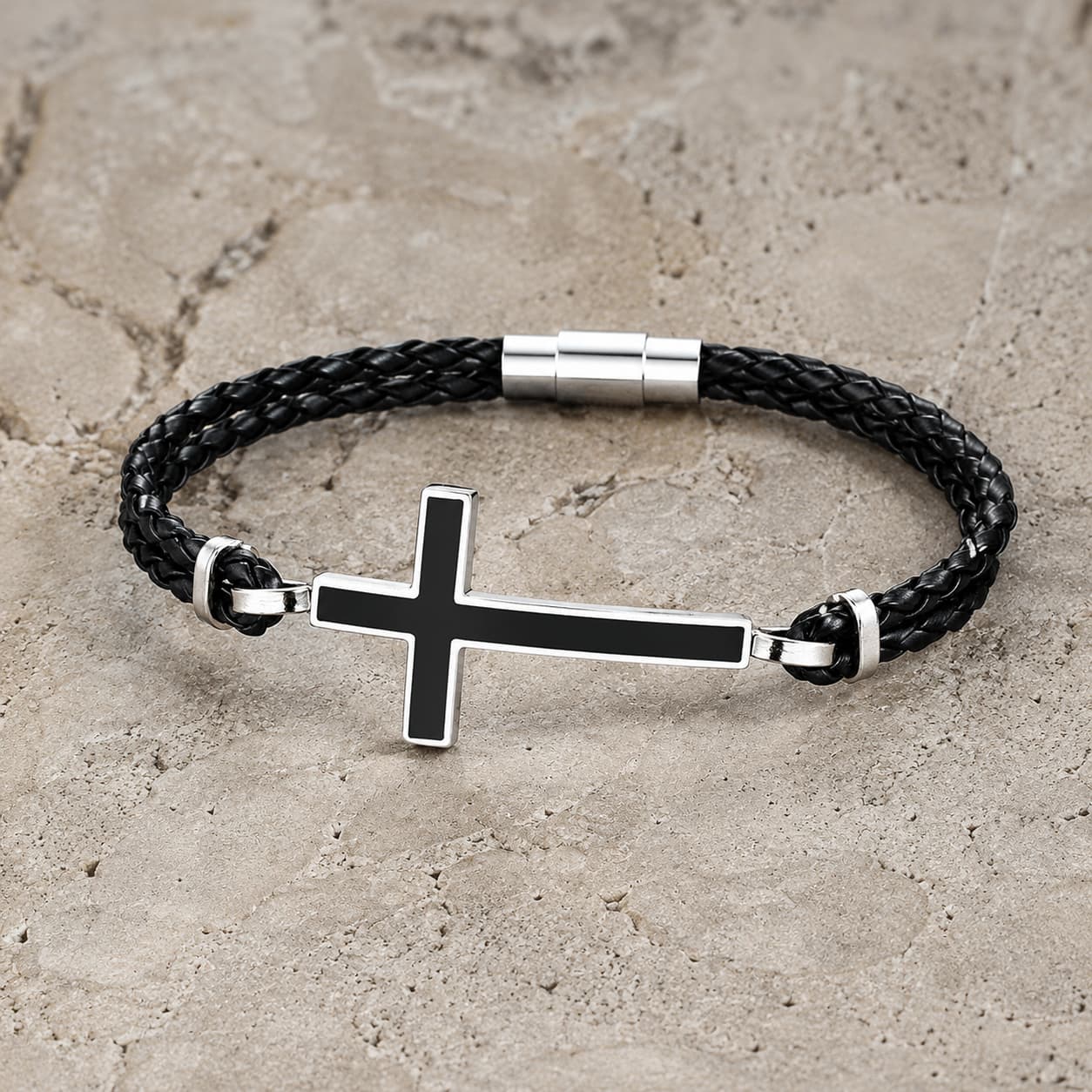 Bracelet de la Loyauté Sacrée en cuir tressé noir avec croix noire et acier inoxydable sur pierre médiévale claire