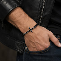 Bracelet de la Loyauté Sacrée porté par un homme avec veste en cuir noir et jean brut