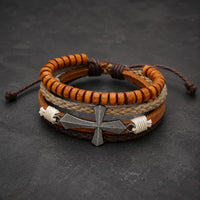 Bracelet du Moine Templier multicouche avec perles en bois, corde tressée et croix en acier inoxydable sur ardoise sombre
