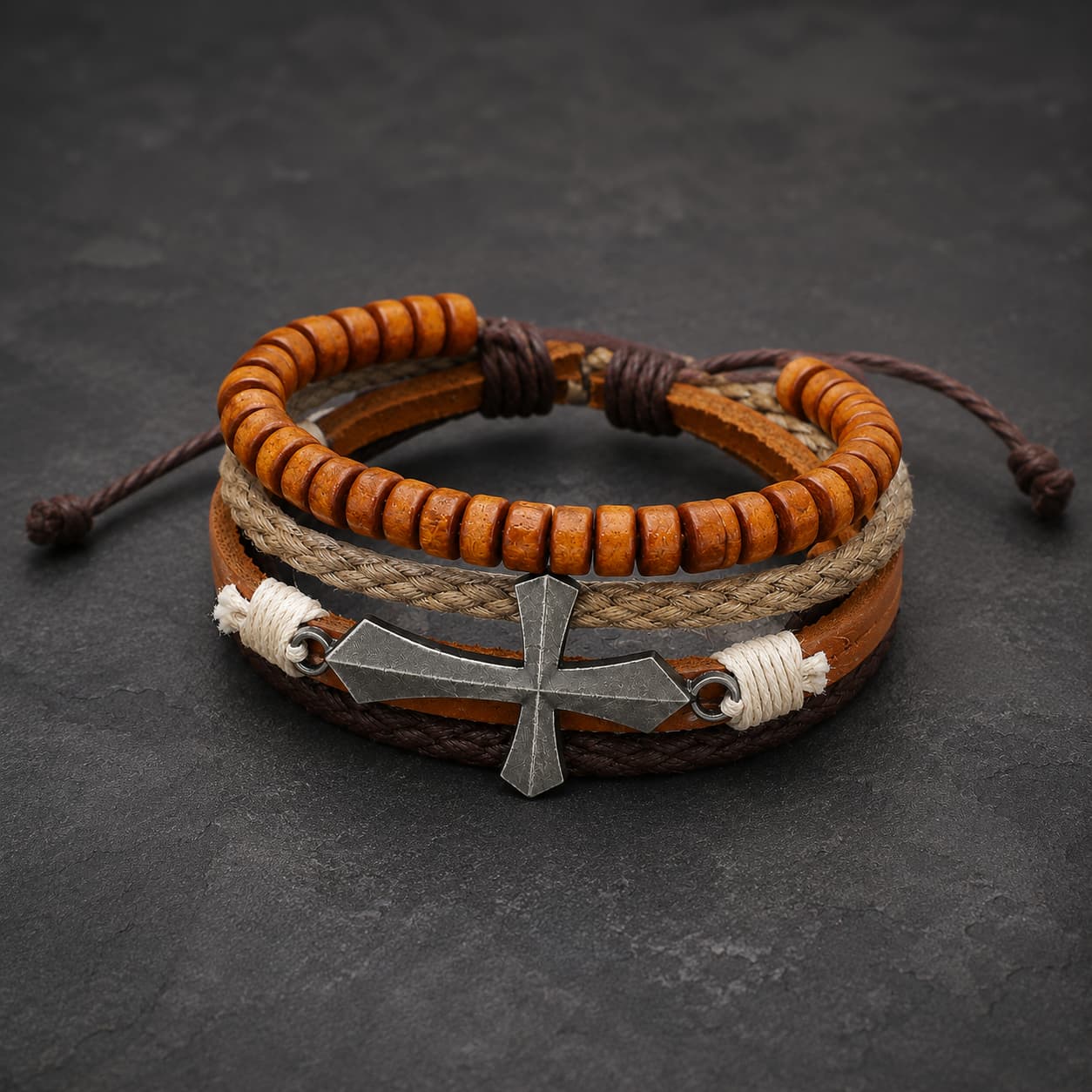 Bracelet du Moine Templier multicouche avec perles en bois, corde tressée et croix en acier inoxydable sur ardoise sombre