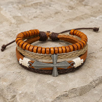Bracelet du Moine Templier en cuir synthétique avec corde tressée, perles en bois et croix en acier inoxydable sur pierre médiévale claire
