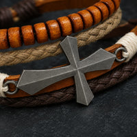 Gros plan du Bracelet du Moine Templier avec croix en acier inoxydable, perles en bois, corde tressée et cuir synthétique