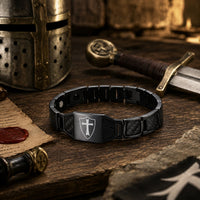 Bracelet Noir du Croisé en acier inoxydable dans un décor médiéval avec casque, épée et parchemin