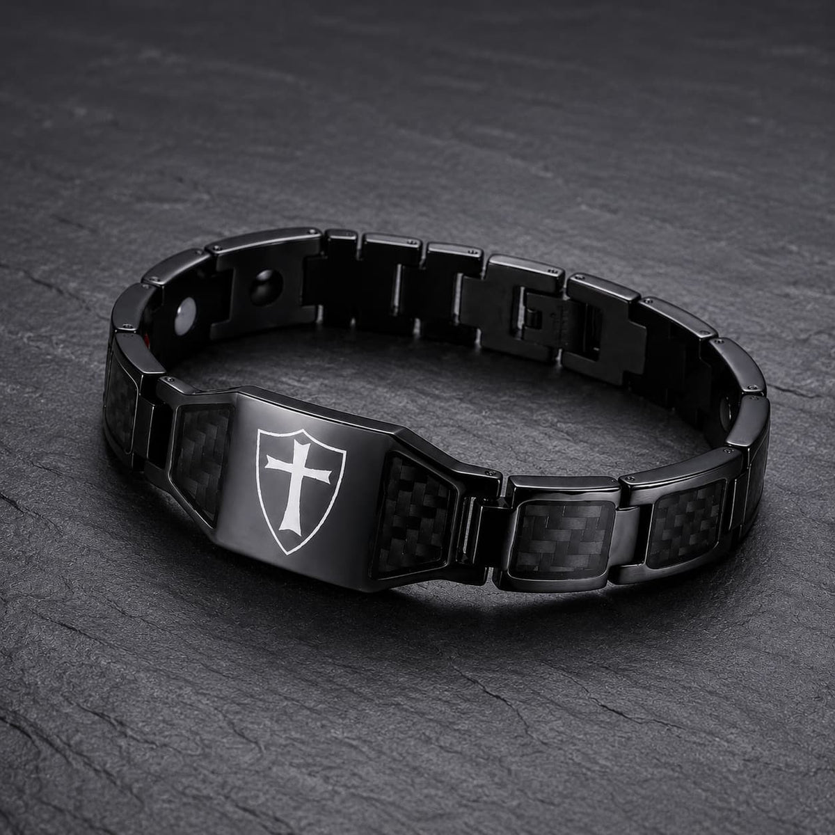 Bracelet Noir du Croisé en acier inoxydable premium avec motif croix sur ardoise sombre