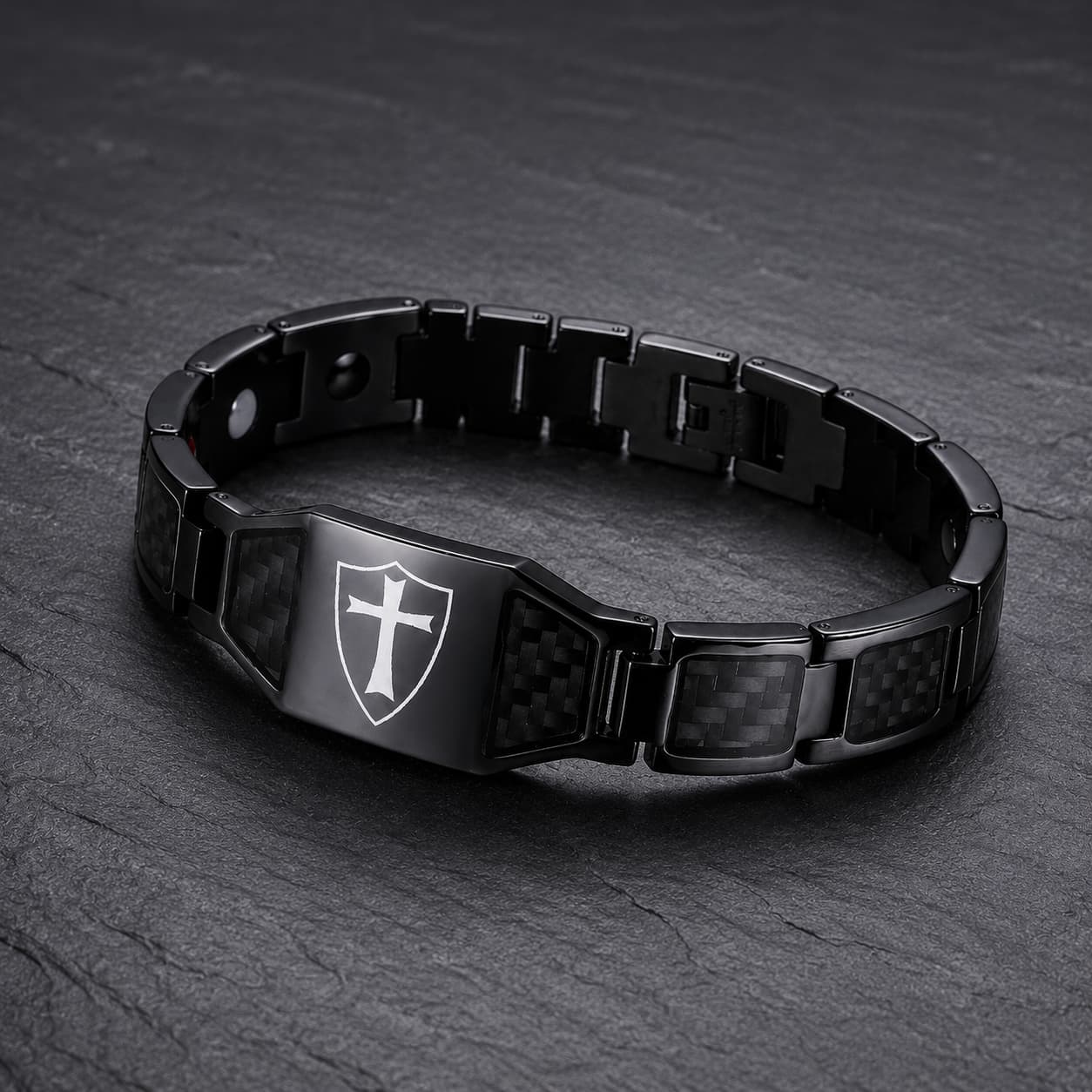 Bracelet Noir du Croisé en acier inoxydable premium avec motif croix sur ardoise sombre