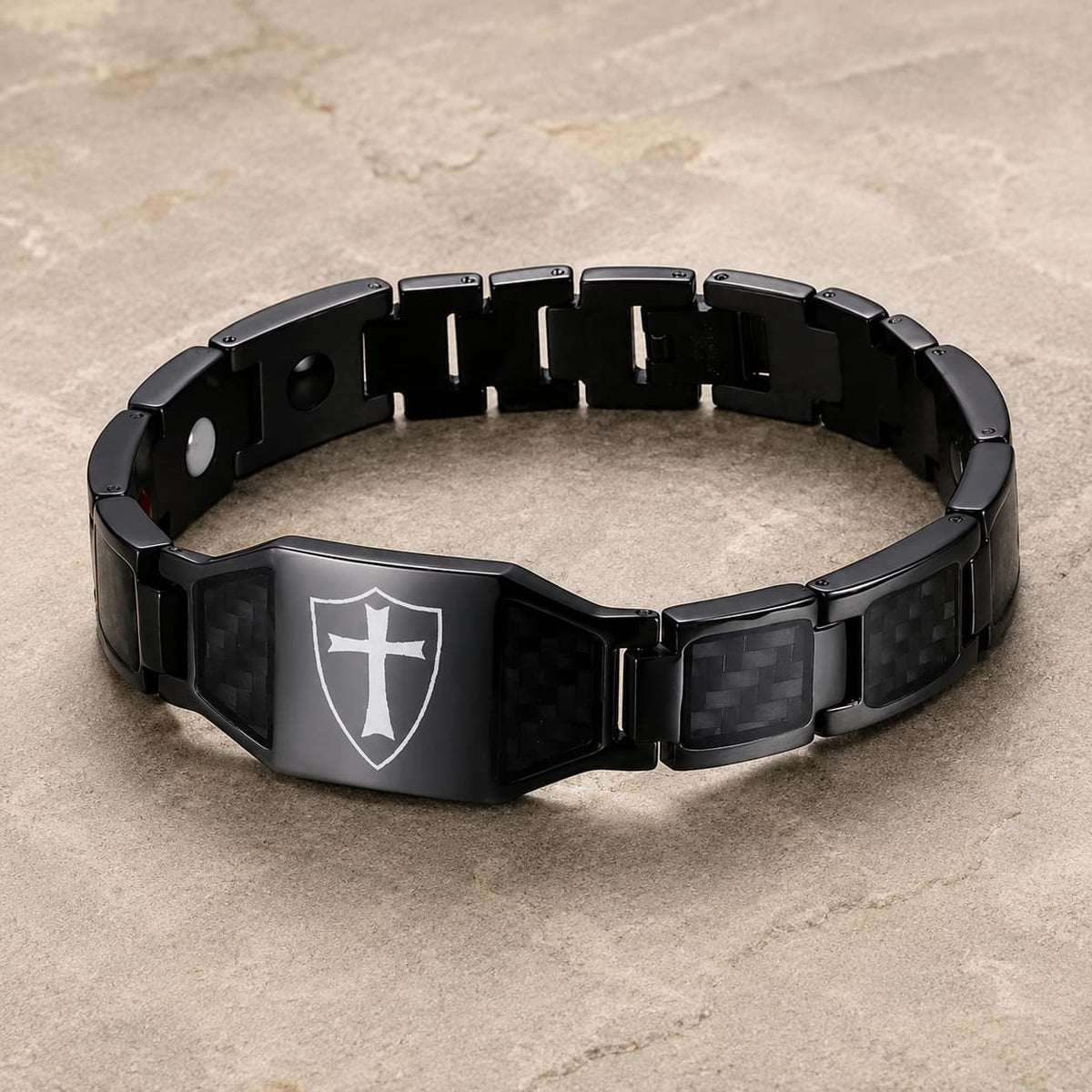 Bracelet Noir du Croisé en acier inoxydable premium avec fibre de carbone sur pierre médiévale claire