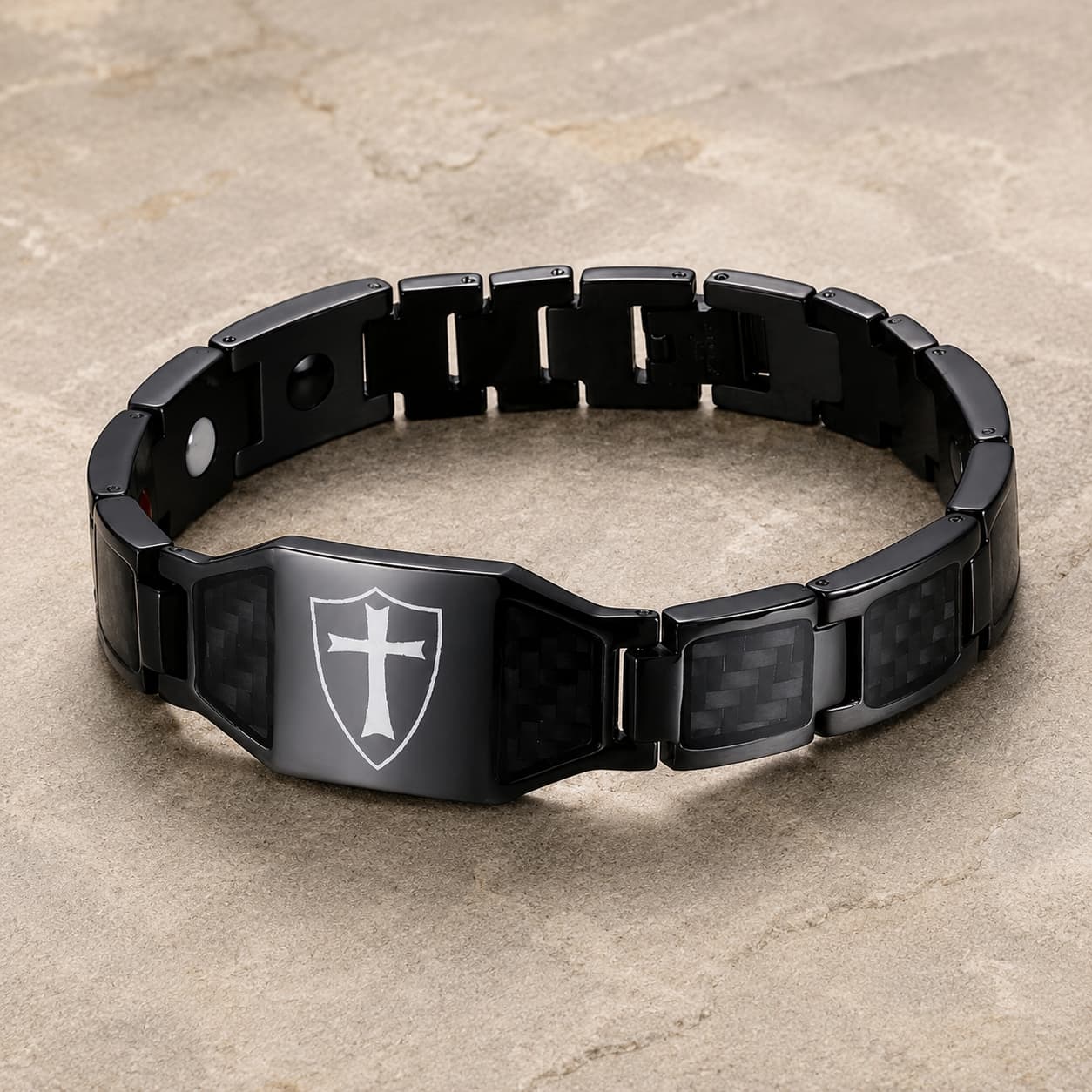 Bracelet Noir du Croisé en acier inoxydable premium avec fibre de carbone sur pierre médiévale claire