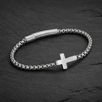Bracelet du Pacte Sacré en acier inoxydable présenté en vue angle 3/4 sur ardoise sombre