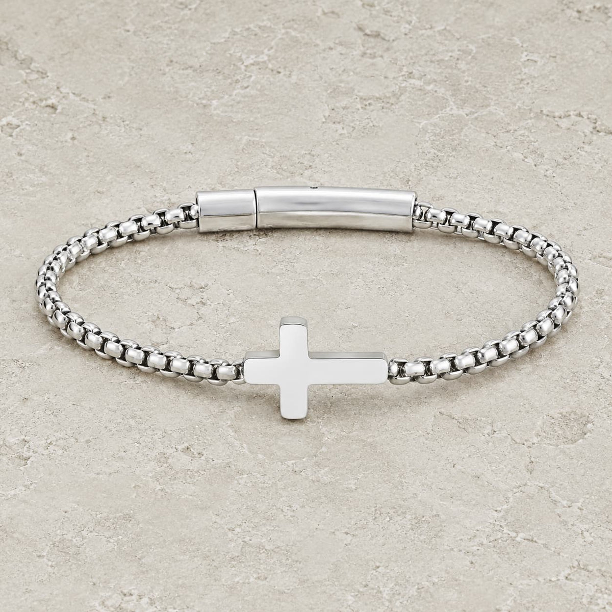 Bracelet du Pacte Sacré en acier inoxydable avec chaîne argentée et croix sur pierre médiévale claire