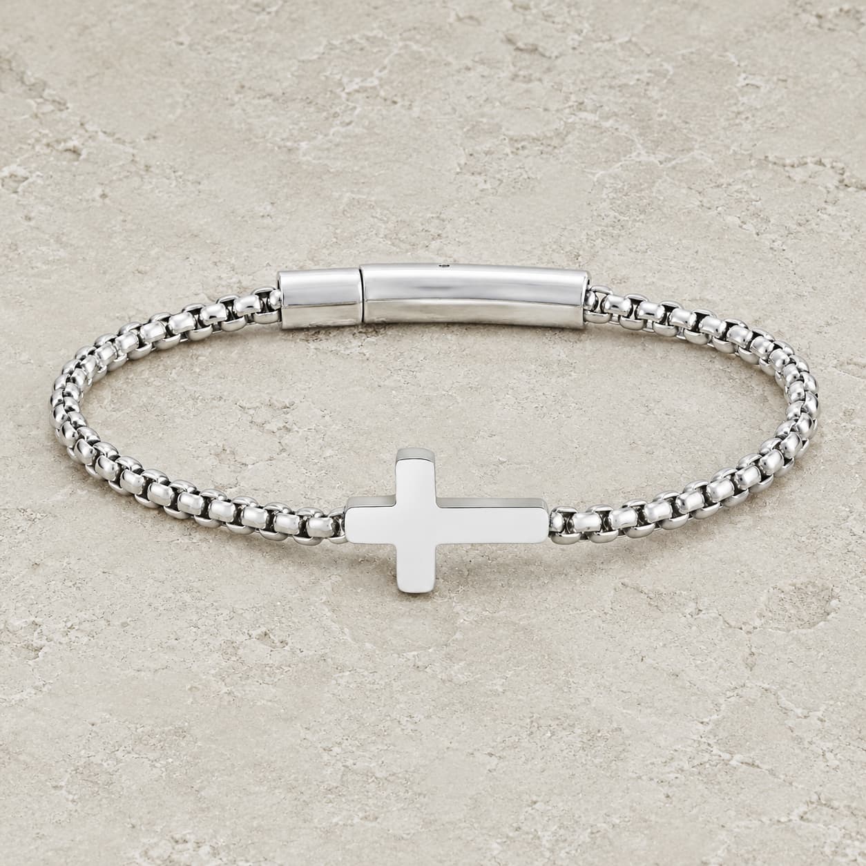 Bracelet du Pacte Sacré en acier inoxydable avec chaîne argentée et croix sur pierre médiévale claire