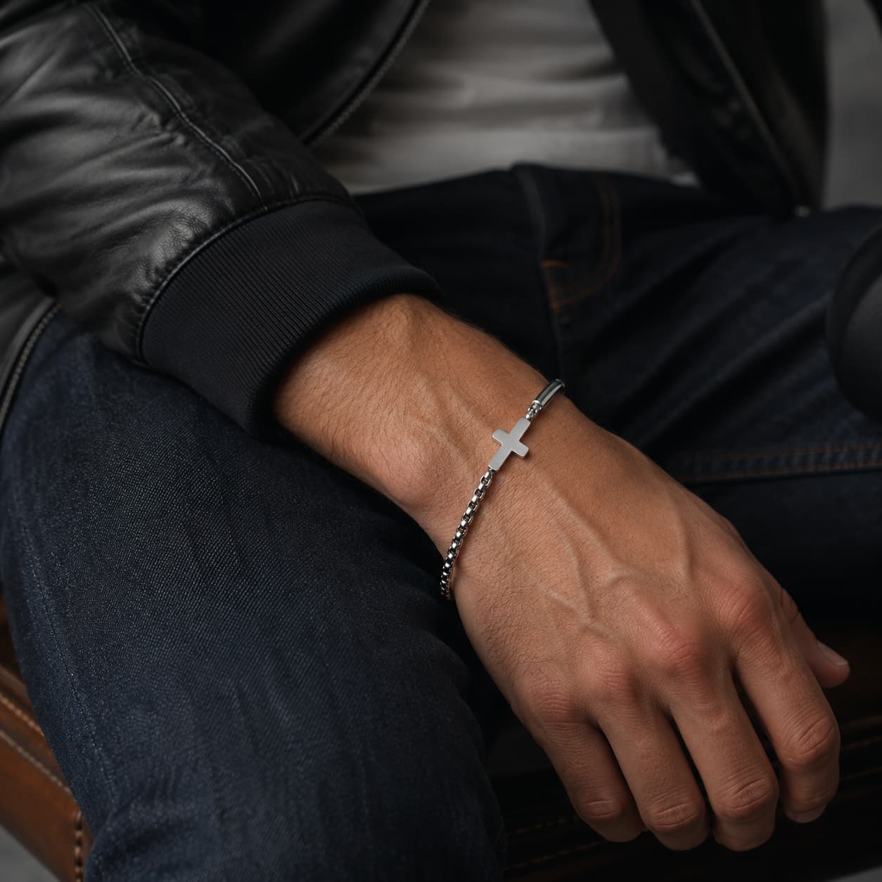 Bracelet du Pacte Sacré porté par un homme avec veste en cuir noir et jean brut
