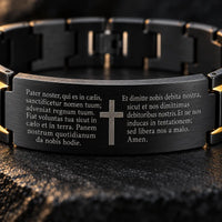Gros plan sur la gravure latine et la croix du Bracelet du Pater Noster Sacré