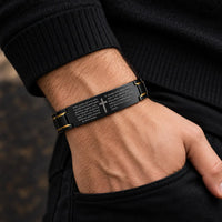 Bracelet du Pater Noster Sacré porté par un homme avec finition noire et or et gravure du Pater Noster
