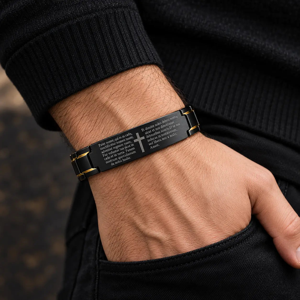 Bracelet du Pater Noster Sacré porté par un homme avec finition noire et or et gravure du Pater Noster