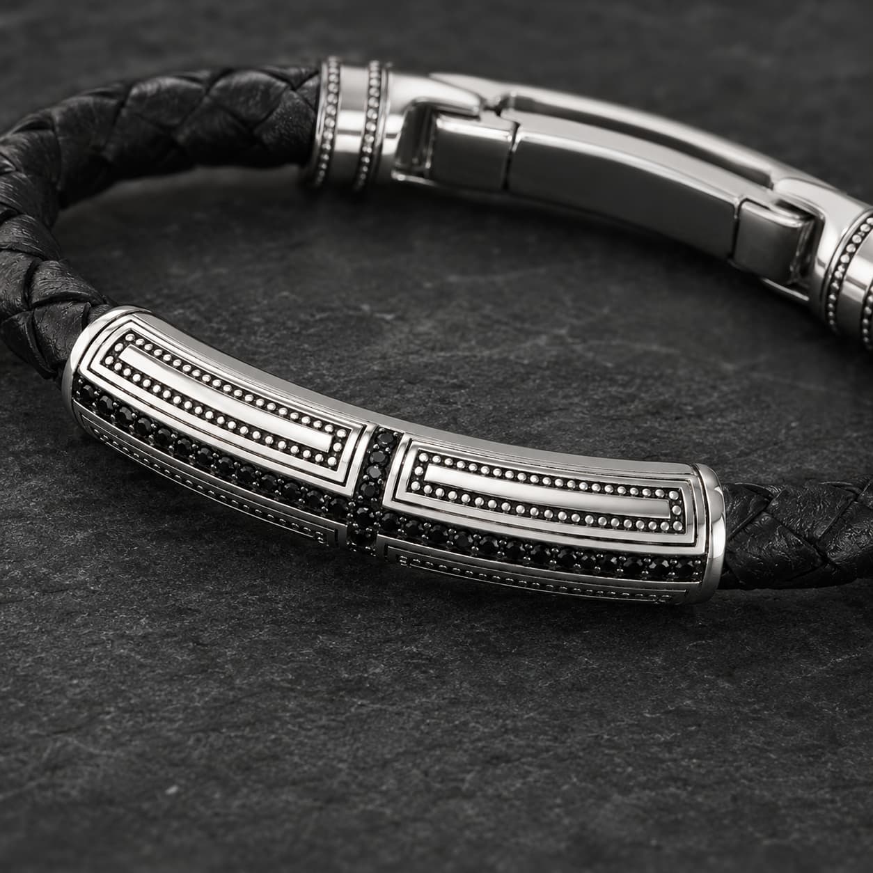Gros plan du Bracelet du Primat Sacré avec motif en argent 925 sterling, détails gravés et cuir tressé noir