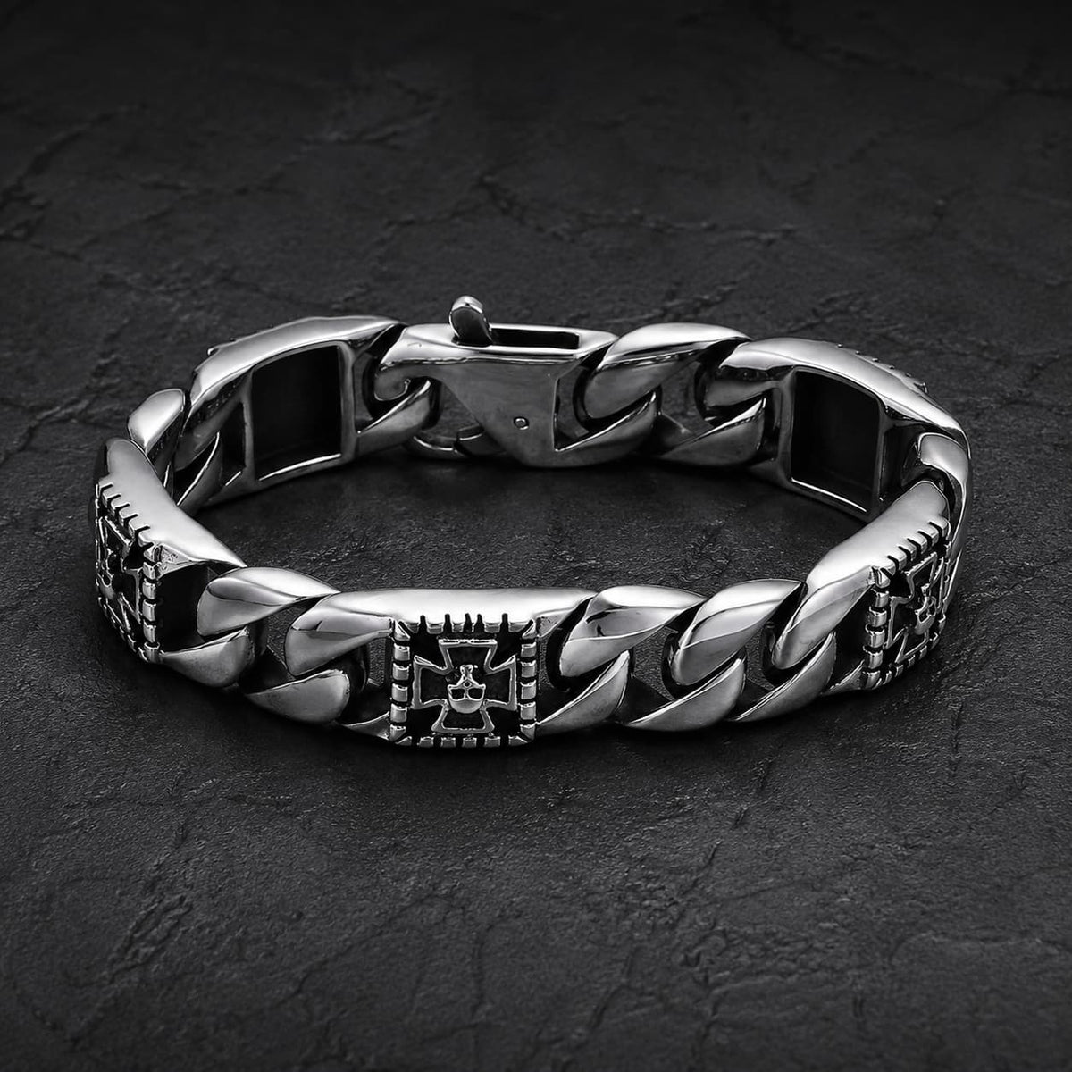 Bracelet Puissance des Templiers en acier inoxydable avec maillons massifs et croix templière sur ardoise sombre