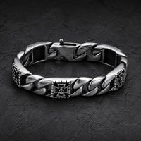 Bracelet Puissance des Templiers en acier inoxydable avec maillons massifs et croix templière sur ardoise sombre