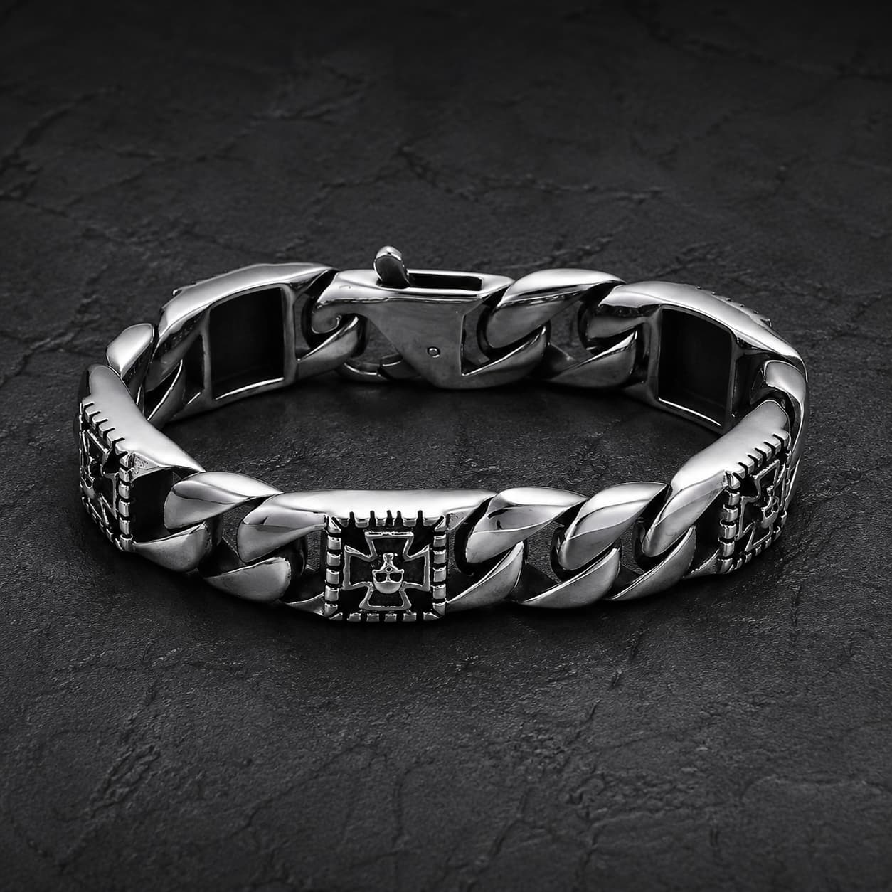 Bracelet Puissance des Templiers en acier inoxydable avec maillons massifs et croix templière sur ardoise sombre