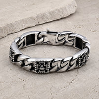Bracelet Puissance des Templiers en acier inoxydable présenté en vue angle 3/4 sur pierre médiévale claire